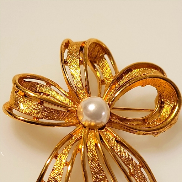 Napier Jewelry Vintage Napier Gold Plated Faux Pearl Ribbon Bow